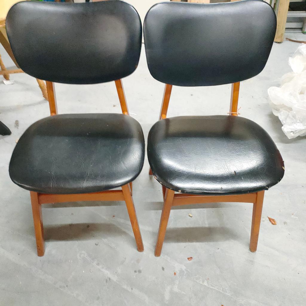 Scandinavisch Eetkamerstoelen zwart leer (Outlet De Overkant, Ophalen, Gebruikt, Twee, Zwart