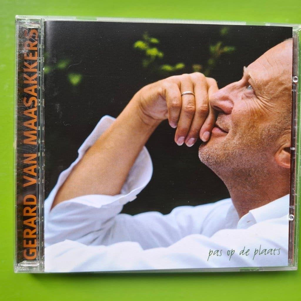 GERARD MAASAKKERS - PAS OP DE PLAATS, Ophalen of Verzenden, Zo goed als nieuw, Overige genres