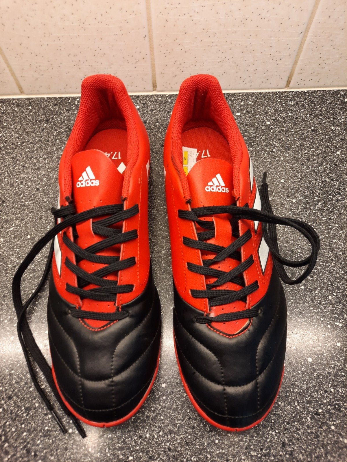 Adidas zaalvoetbalschoenen maat 42 rood/zwart, Sport en Fitness, Voetbal, Ophalen of Verzenden, Zo goed als nieuw, Schoenen