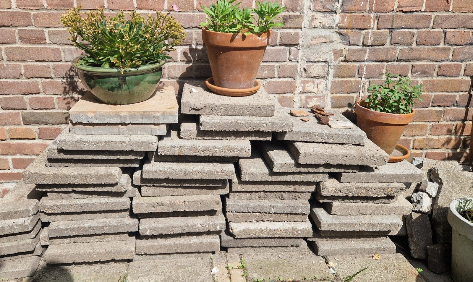 45 stoeptegels en 6 halve stoeptegels, Ophalen of Verzenden, Gebruikt, Beton, Terrastegels