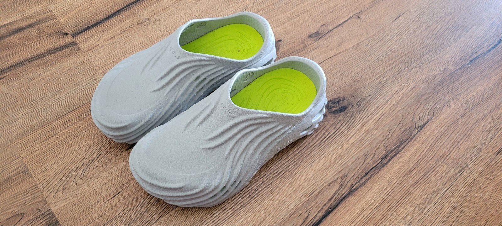 Crocs Echo Wave Clog - Lichtgrijs met neongele binnenzool, Kleding | Heren, Schoenen, Ophalen of Verzenden, Zo goed als nieuw