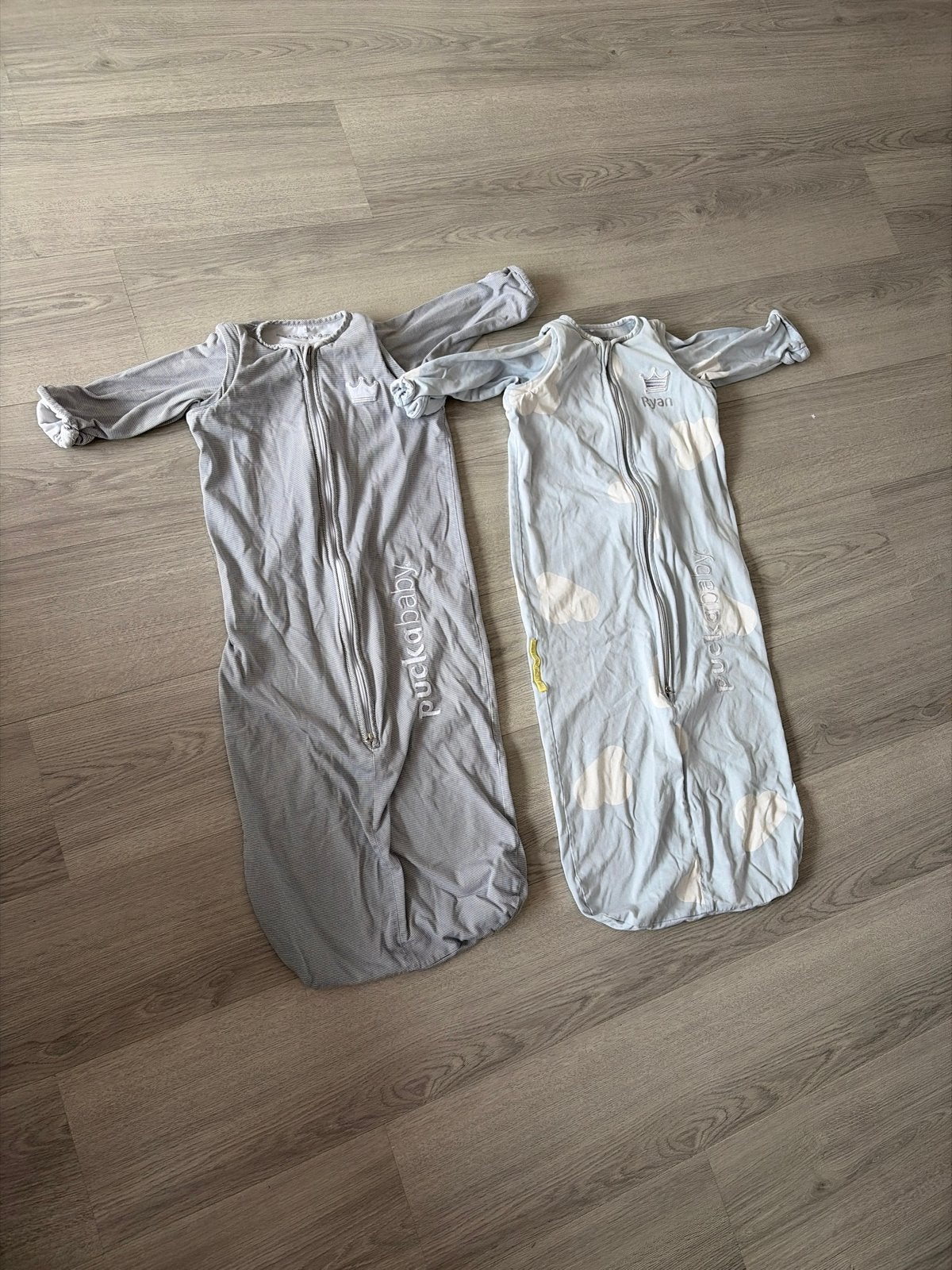 2x Puckababy 4 seizoenen slaapzak, waarvan 1 met naam Ryan, Gebruikt, Puckababy, Ophalen of Verzenden, Grijs