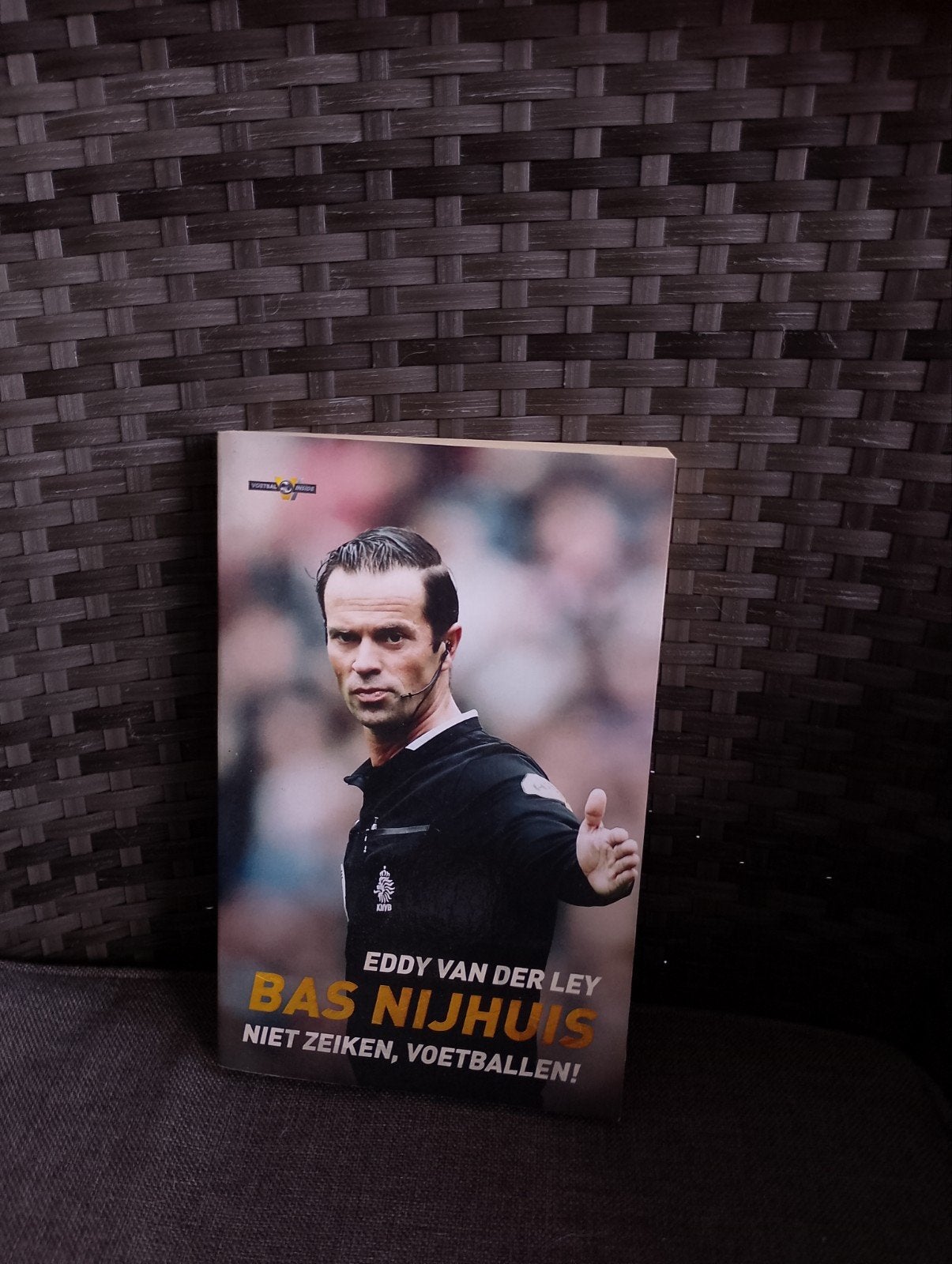 Veronica Inside voetbal boek van bas Nijhuis, Ophalen, Zo goed als nieuw, Balsport