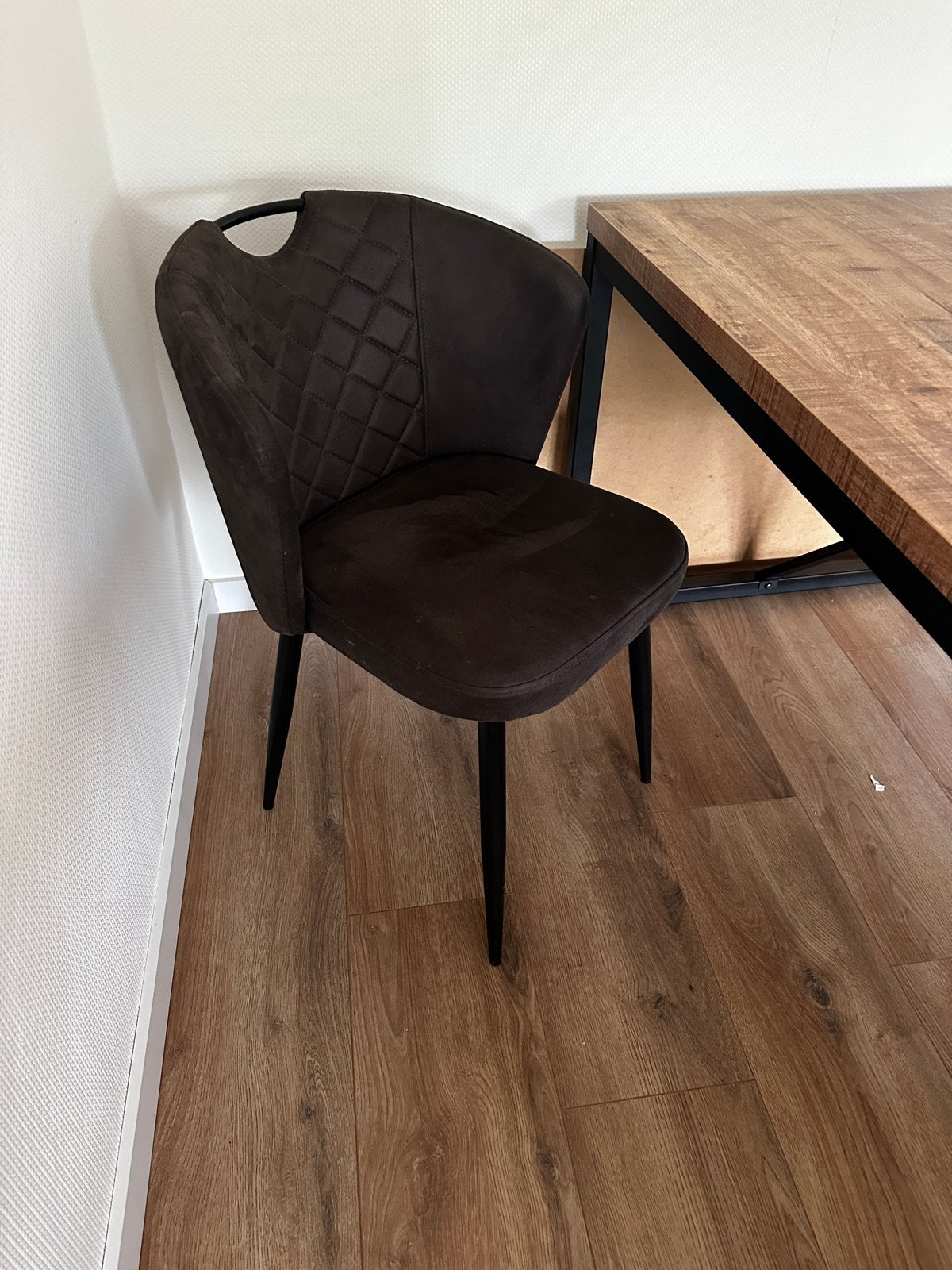 2 Donkerbruine eettafelstoelen met metalen poten, Ophalen, Twee, Bruin, Zo goed als nieuw