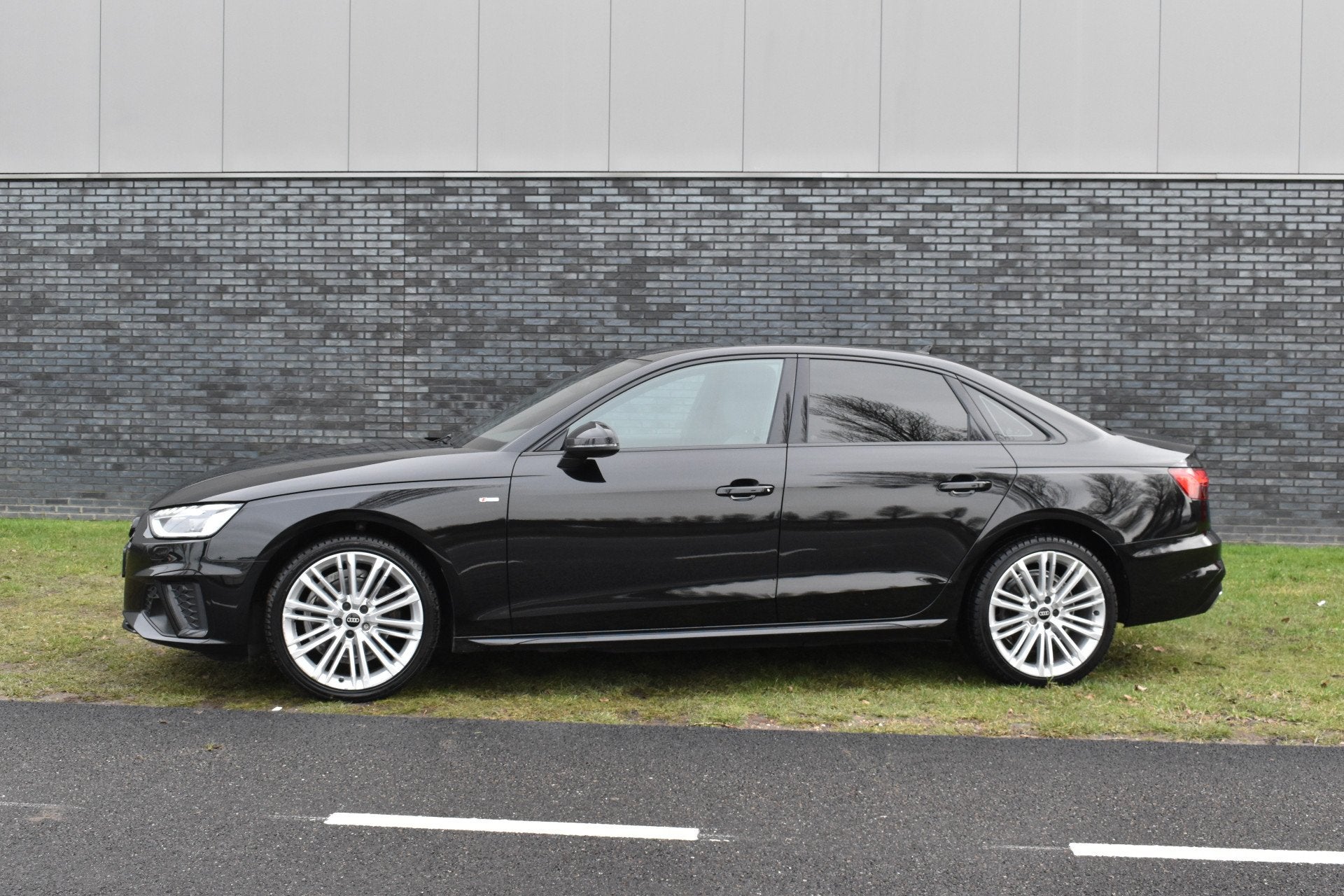 Audi A4 Limousine 35 TFSI S-line 2.0 Mild Hybrid S-line blac, 12 maanden, Gebruikt, 4 cilinders, Zwart