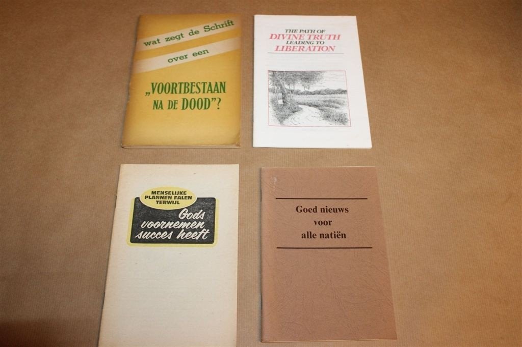 Jehovahs Getuigen — 4 Vintage Brochures 1957-1983, Boeken, Ophalen of Verzenden, Gelezen