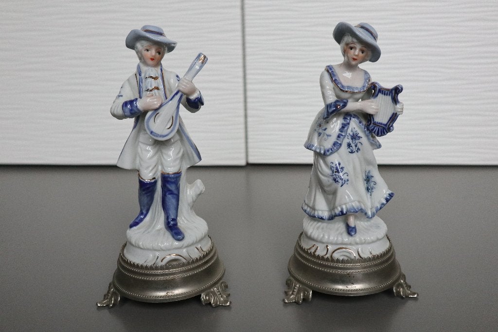 2 beelden delfts blauw look met goud man luit vrouw harp, Ophalen of Verzenden, Gebruikt, Mens
