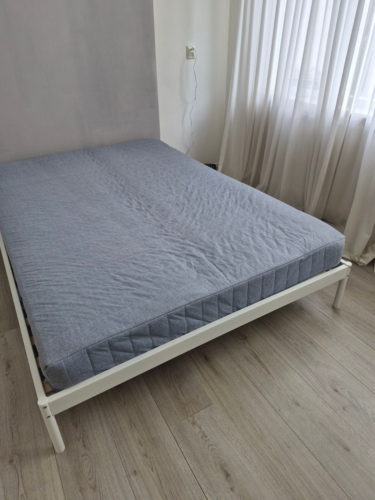 Te koop bed tafel stoel en kast, Huis en Inrichting, Slaapkamer | Bedden, Ophalen, 140 cm, Zo goed als nieuw, Twijfelaar