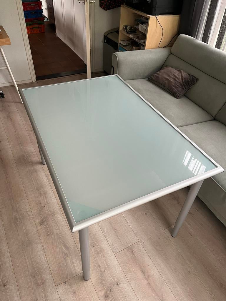 IKEA bureau tafel mat glas aluminium 117x78 cm, Huis en Inrichting, Bureaus, Ophalen, Gebruikt, In hoogte verstelbaar, IKEA