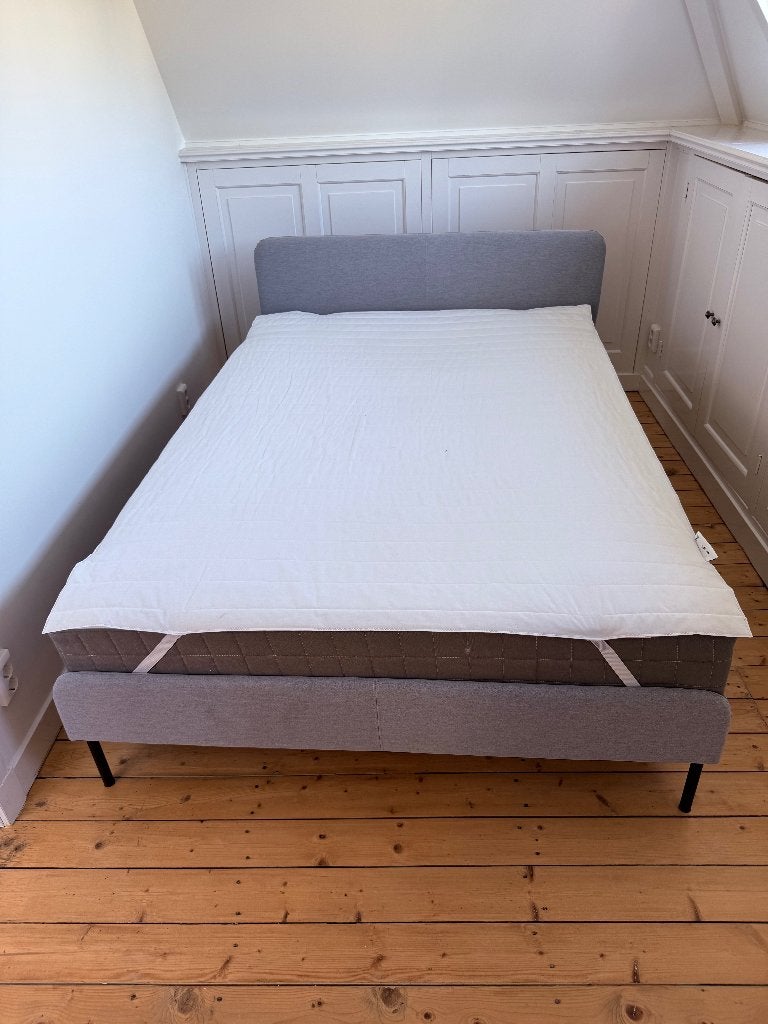 Double bed with mattress, IKEA SLATTUM, Huis en Inrichting, Slaapkamer | Bedden, Ophalen, Gebruikt, Modern, minimalistic, Tweepersoons