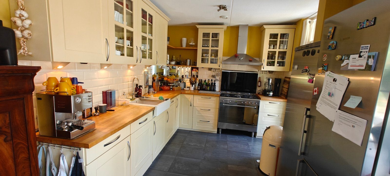 keuken met inbouwapparatuur en houten blad, Ophalen, Gebruikt, Hoekkeuken, Hout