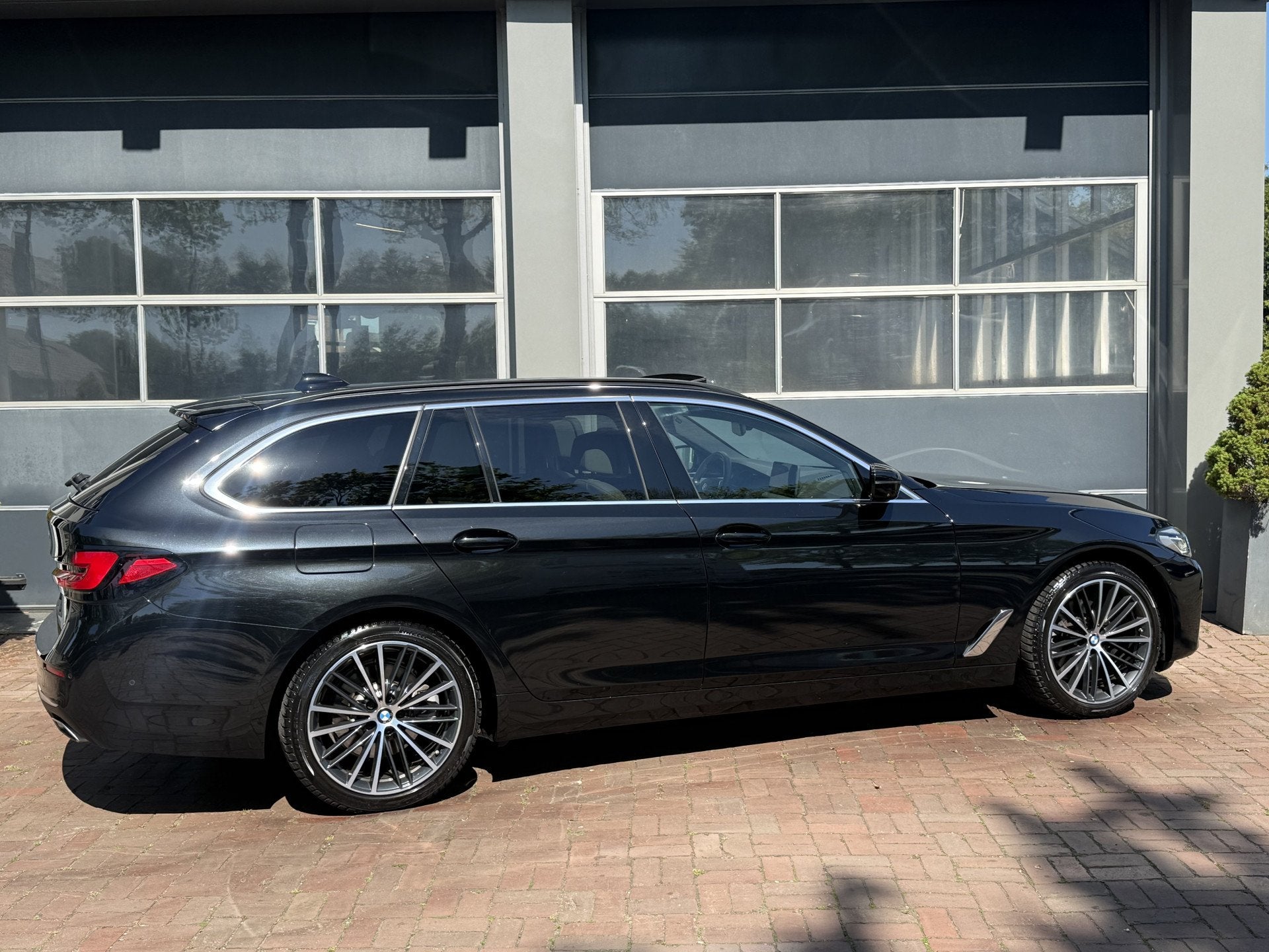 Foto 2 van BMW 5 Serie Touring 520i High Executive | Pano | Leder | 04-