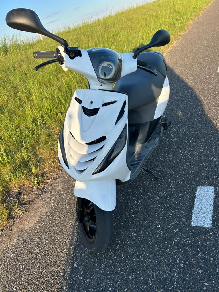 Zip 125cc, Fietsen en Brommers, Snorfietsen en Snorscooters, Ophalen of Verzenden, Zo goed als nieuw, Benzine, Piaggio