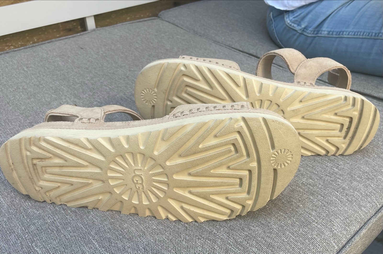 UGG sandalen maat 41 z.g.a.n. - Beige, Kleding | Dames, Schoenen, Ophalen, Beige, Sandalen of Muiltjes, Zo goed als nieuw