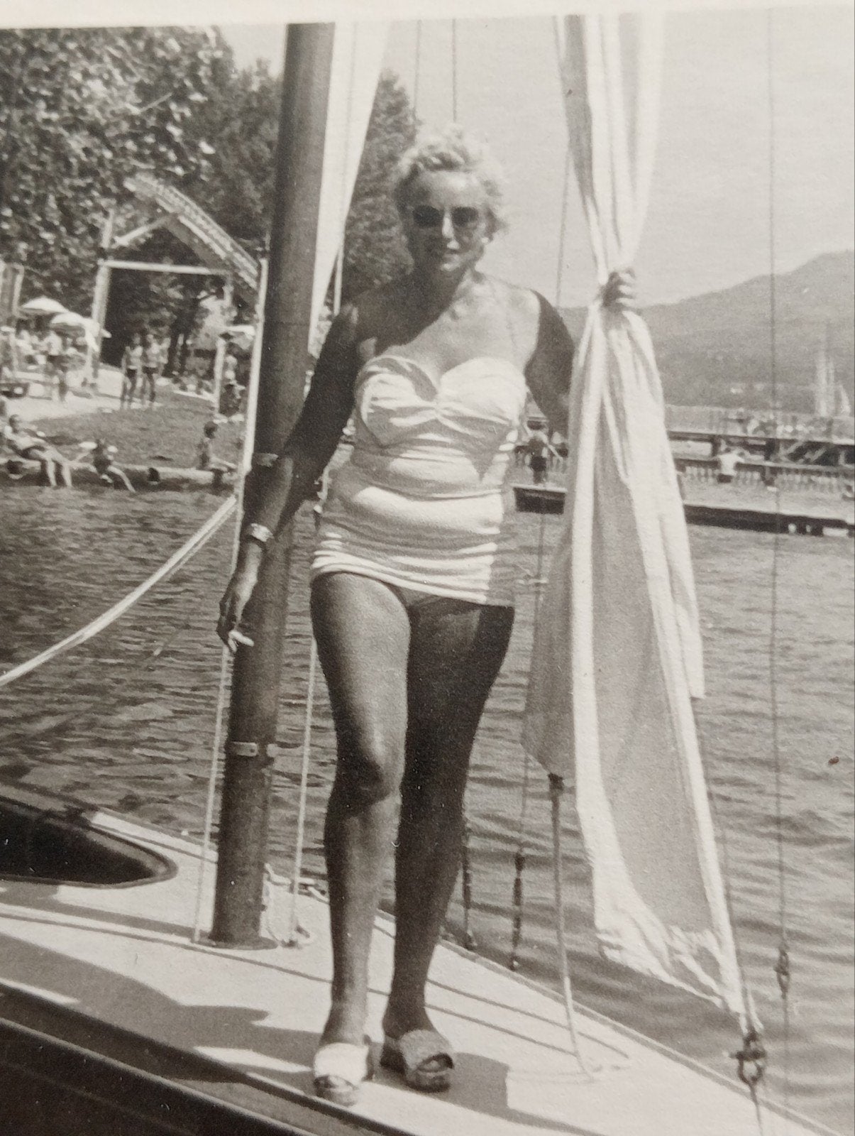 Vrouw in badpak op een zeilbootje jaren 50-60, Verzamelen, Ophalen of Verzenden, 1940 tot 1960, Gebruikt