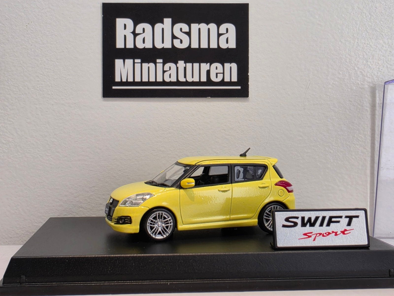 Suzuki Swift 1.6 Sport - 2010 Facelift 5drs Geel - 1:43, Overige merken, Auto, Zo goed als nieuw, Suzuki dealerpack