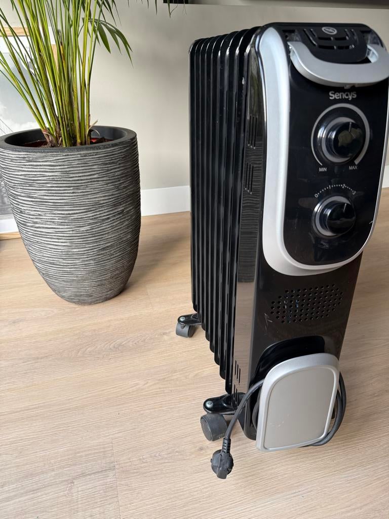 Sencys oliegevulde radiatorkachel 2000W – zgan – afhalen, Doe-het-zelf en Verbouw, Verwarming en Radiatoren, Ophalen, 30 tot 80 cm