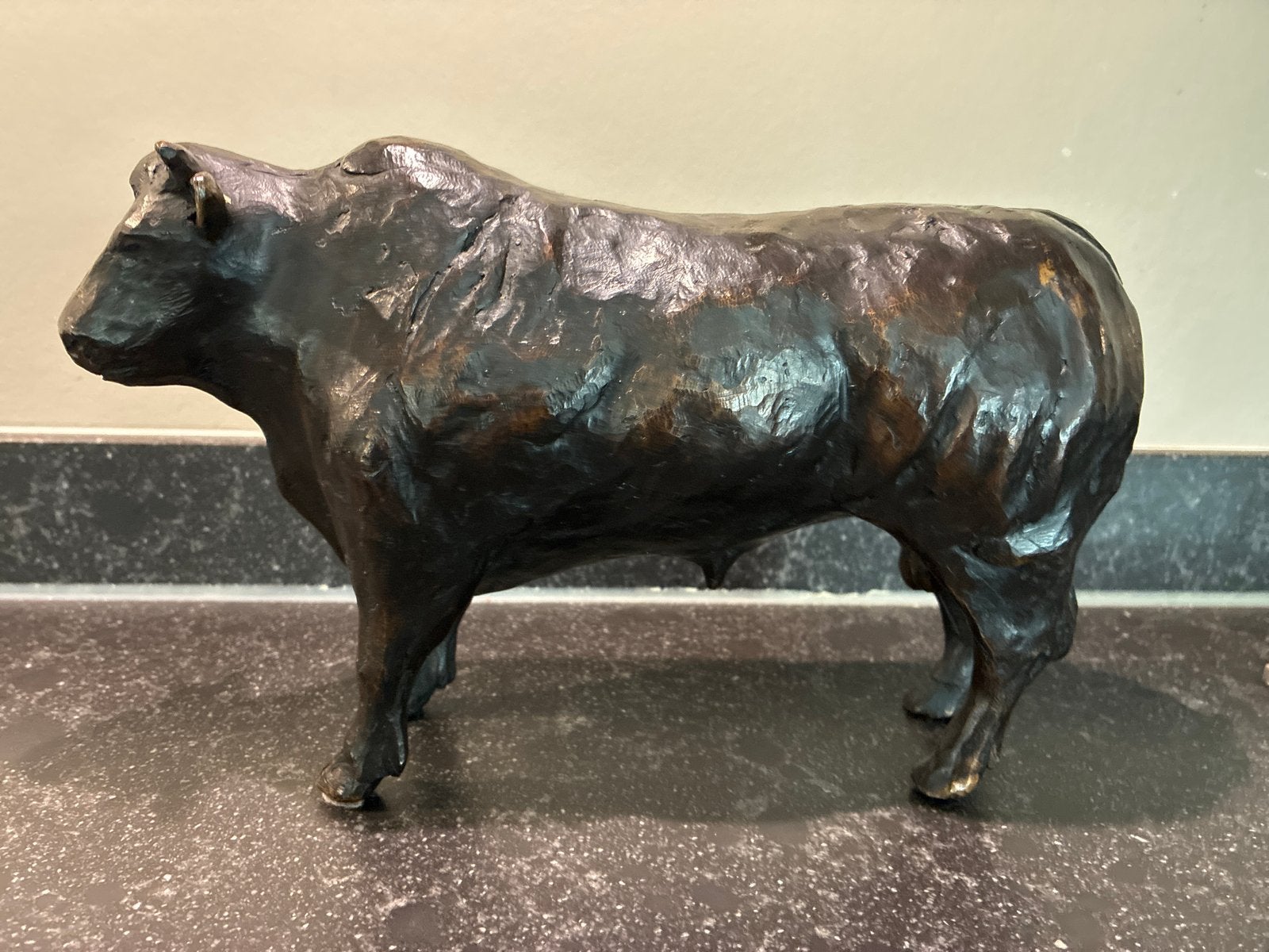 Vintage bronzen stier sculptuur - gesigneerd, Antiek en Kunst, Ophalen of Verzenden, Beeld, Bruin, Brons
