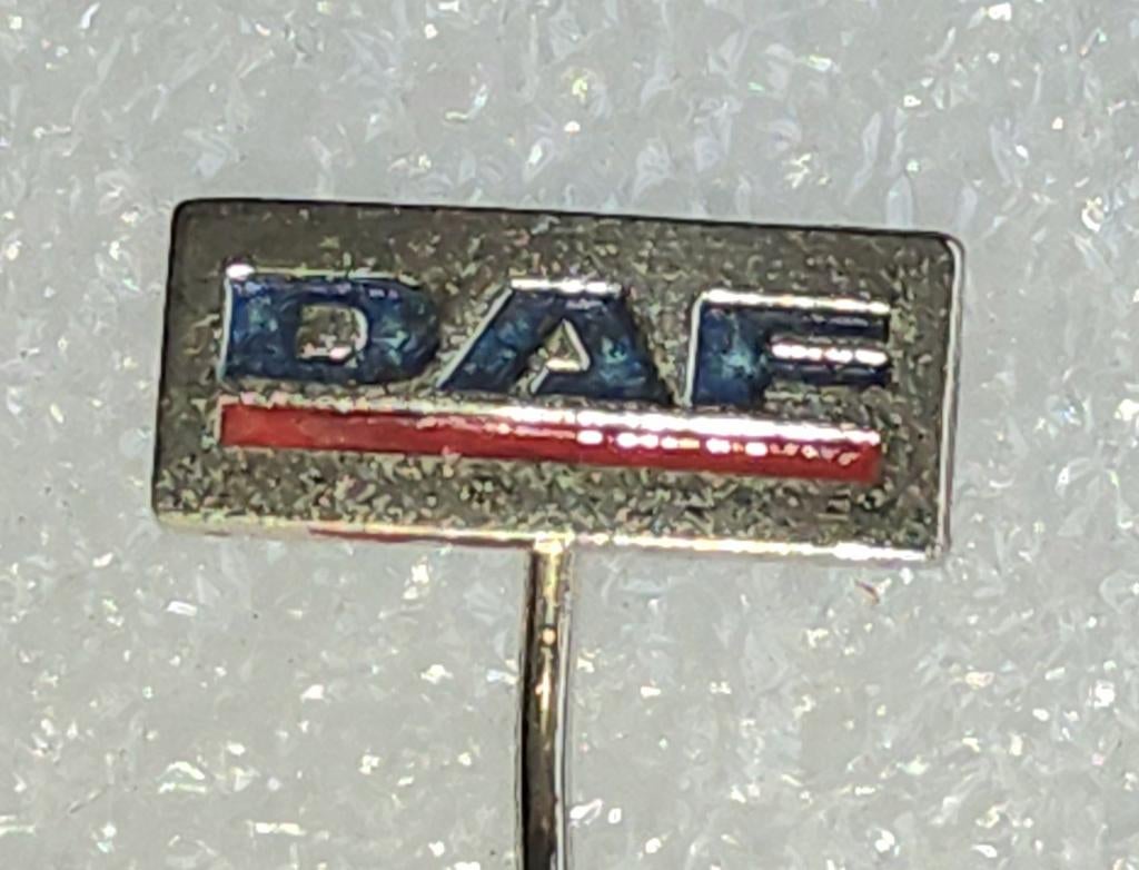 Vintage DAF Speldje - Klassiek Vrachtwagen Logo, Ophalen of Verzenden, Gebruikt, Merk, Speldje of Pin