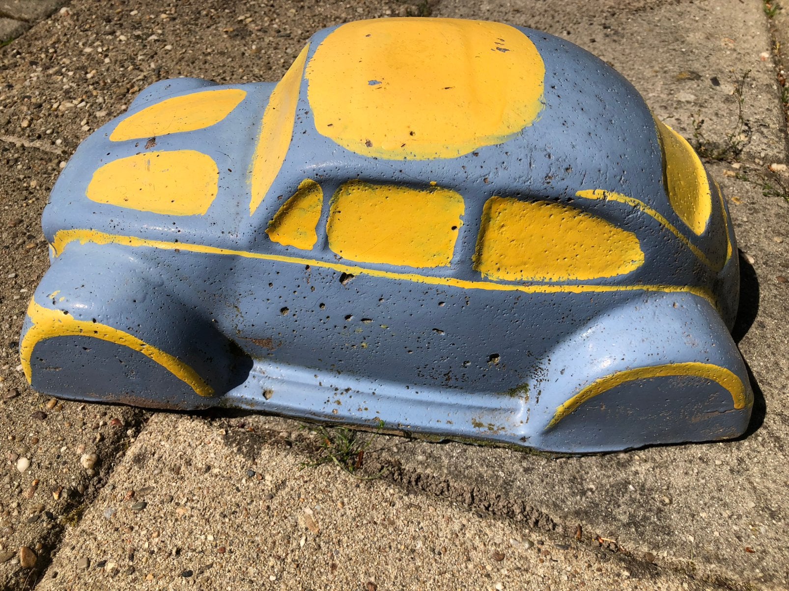 Leuk betonnen beeld van een auto / Volkswagen Kever, Ophalen, Zo goed als nieuw