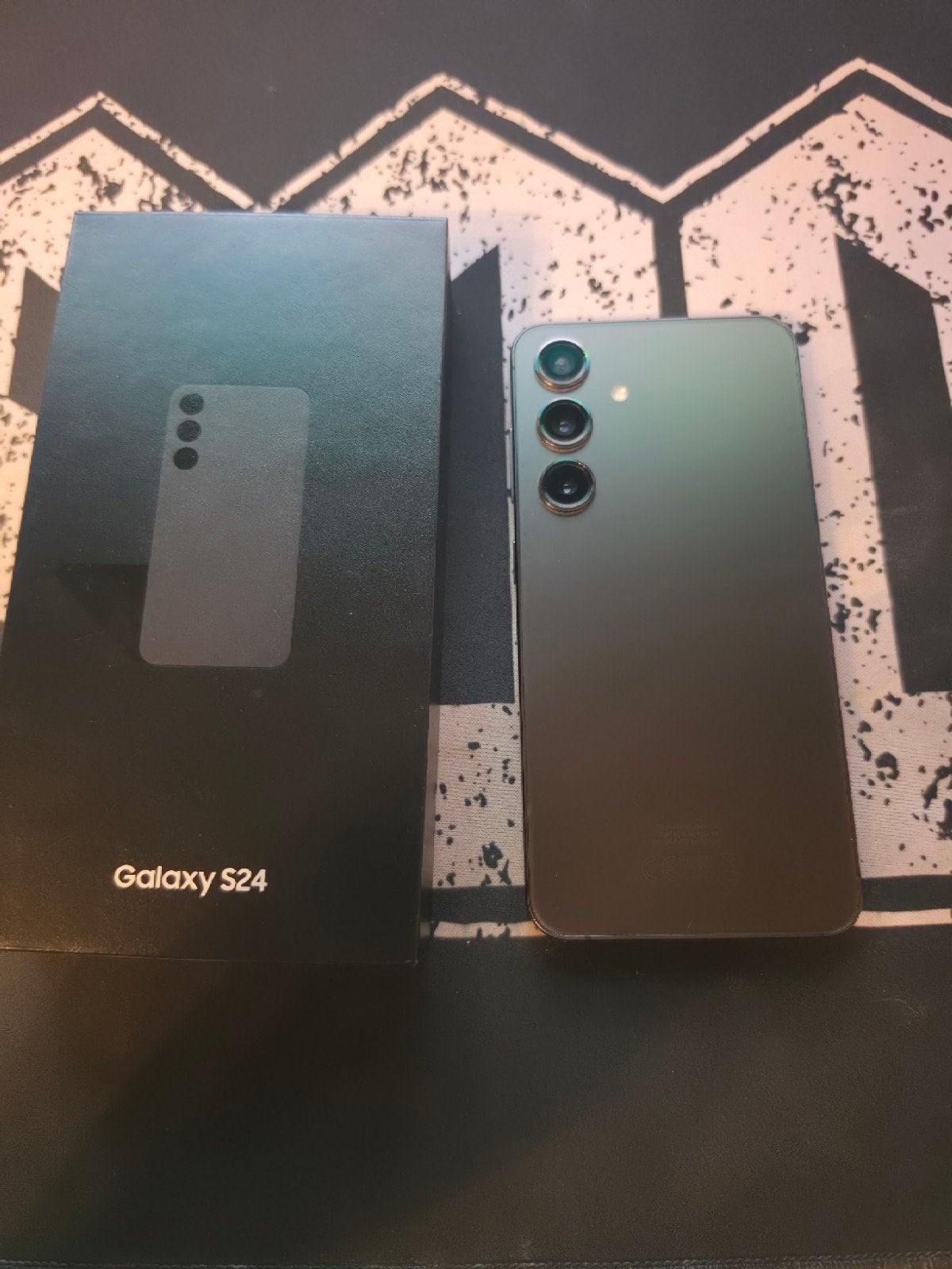 Samsung Galaxy S24 met 4 hoesjes en originele oplader