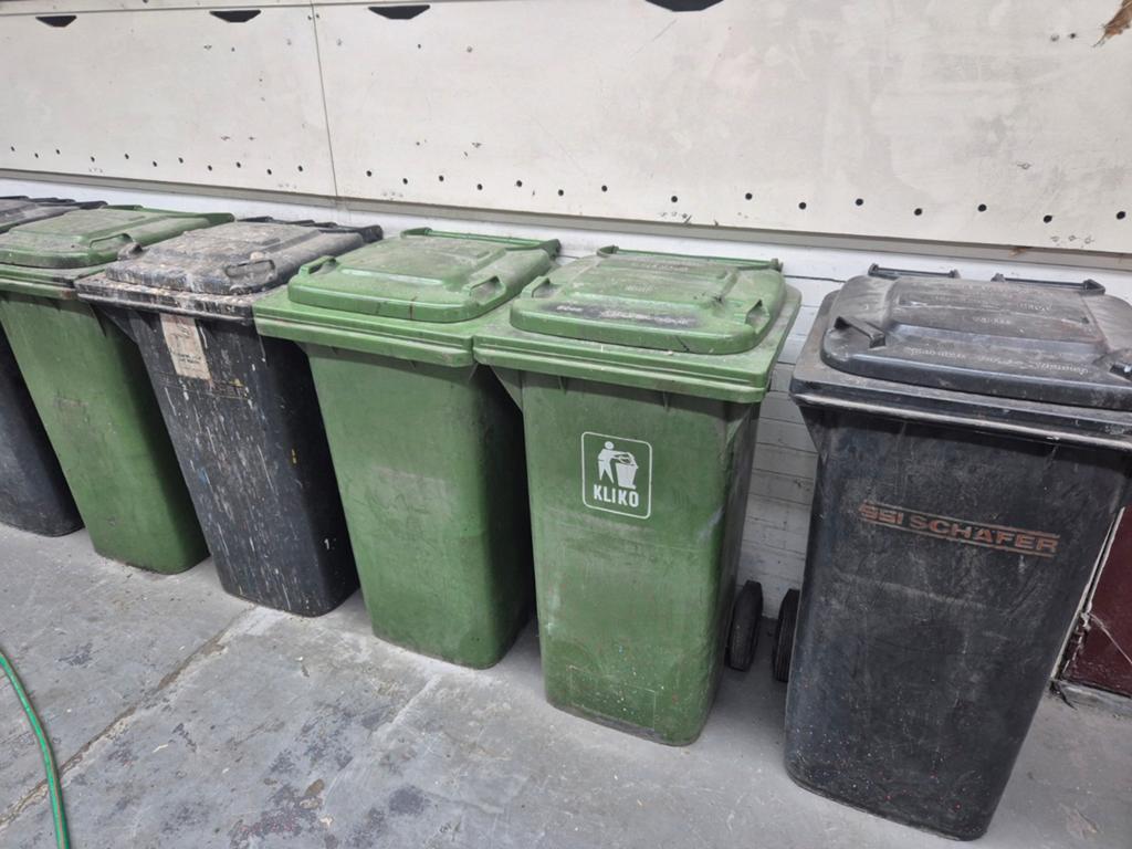 Kliko's, 4 zwarte en 3 groene., Ophalen, Metaal, Minder dan 50 cm