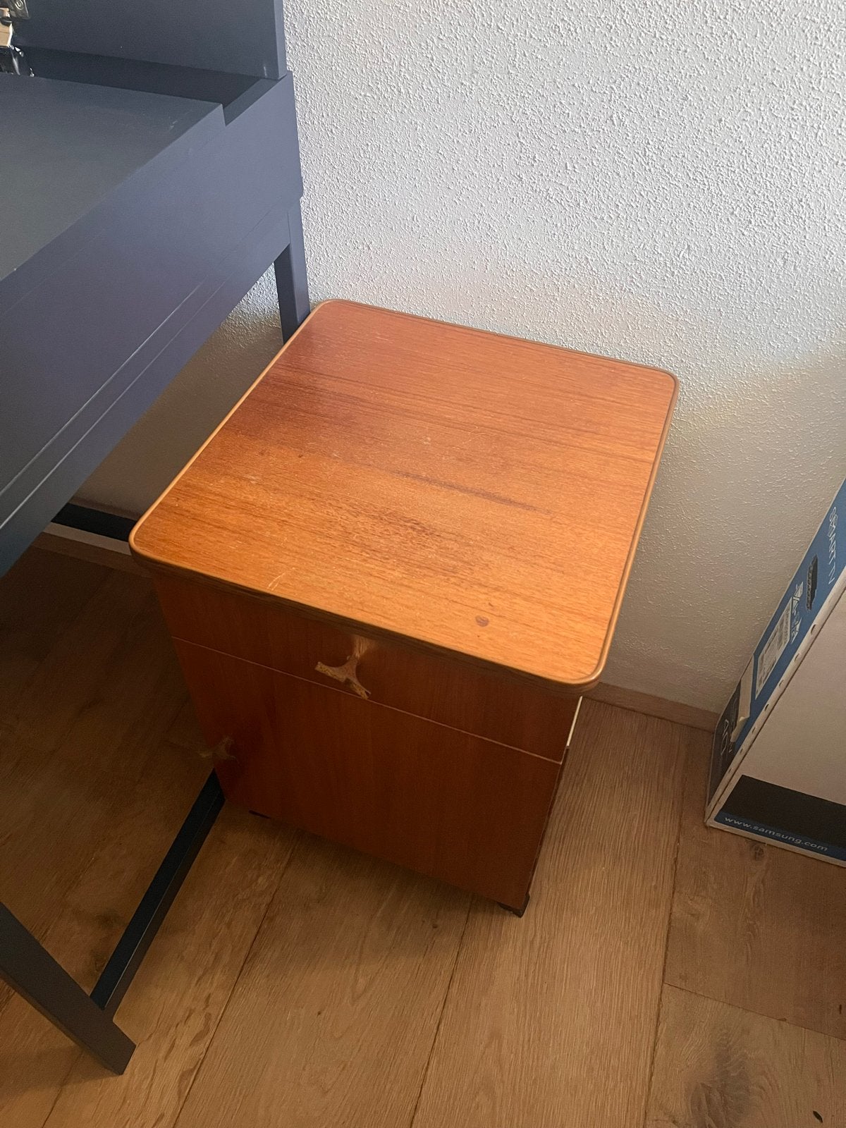 Vintage houten nachtkastje met lade en deurtje, Huis en Inrichting, Ophalen, Gebruikt, Minder dan 45 cm, 55 tot 70 cm
