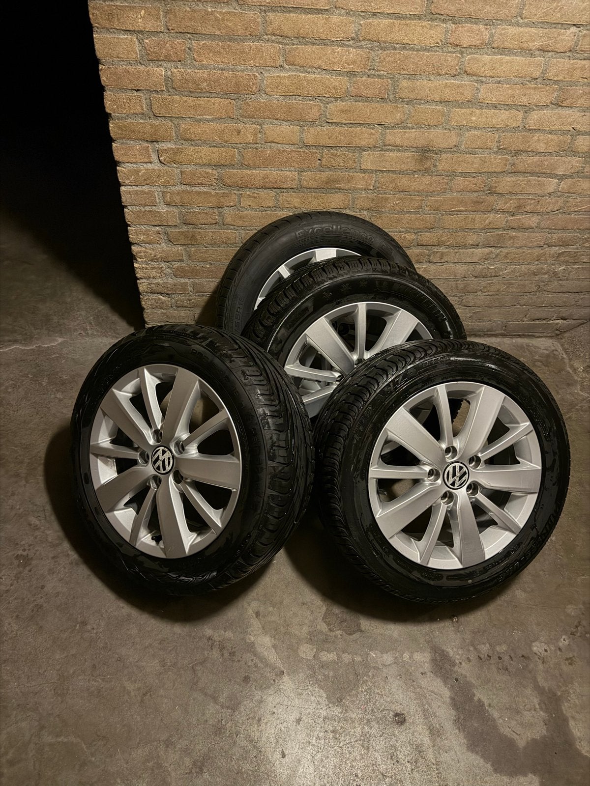 Volkswagen 16 inch velgen met zomerbanden 205/55/16, Ophalen, Gebruikt, Volkswagen