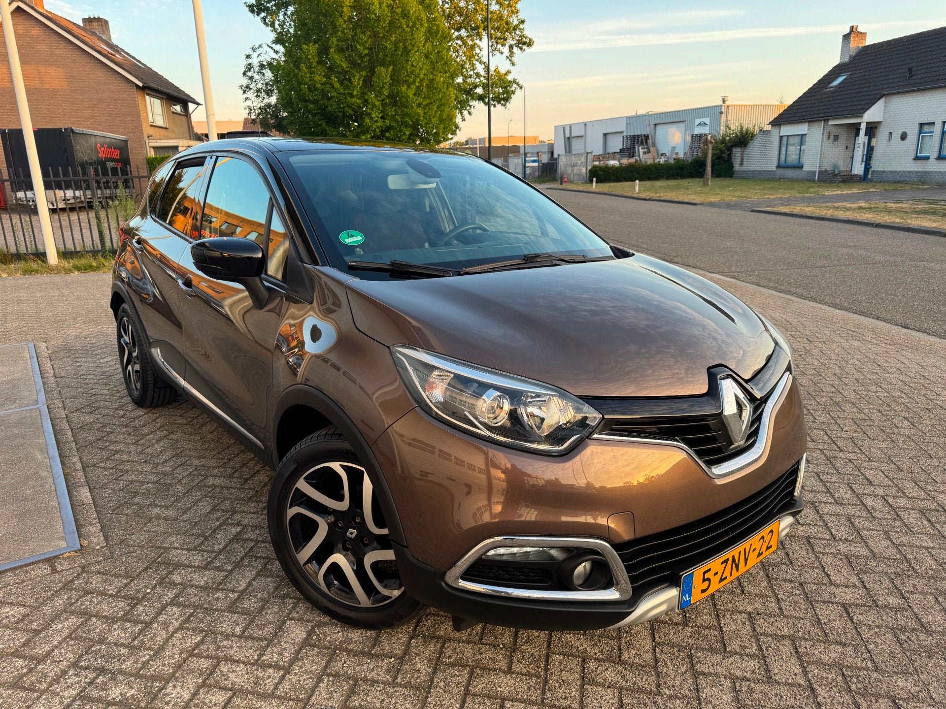 Renault Captur 0.9 TCe Helly Hansen Airco, Trekhaak, Navigat, Auto's, Renault, Voorwielaandrijving, Gebruikt, Bruin, 49 €/maand