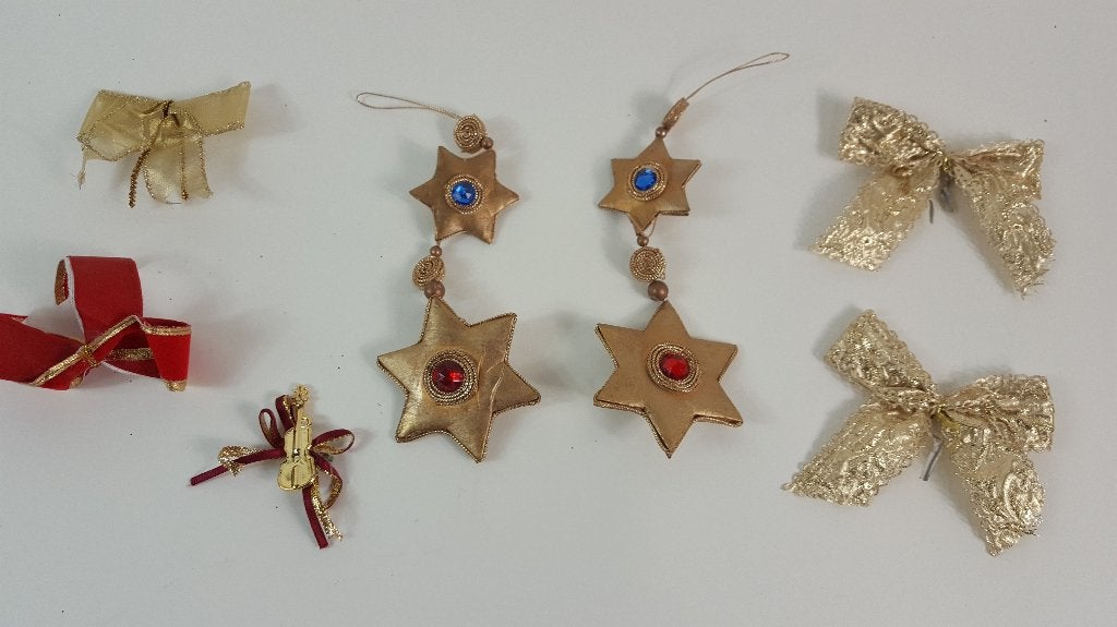 Verzamelingetje brocante kerstversiering, strikken e.d. W2