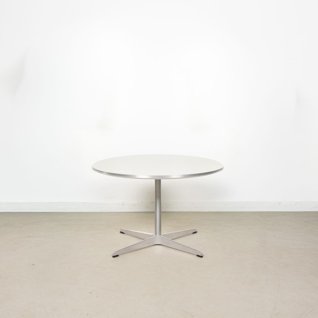 Fritz Hansen A222 Tafel Rond Wit Ø75 cm - Aluminium