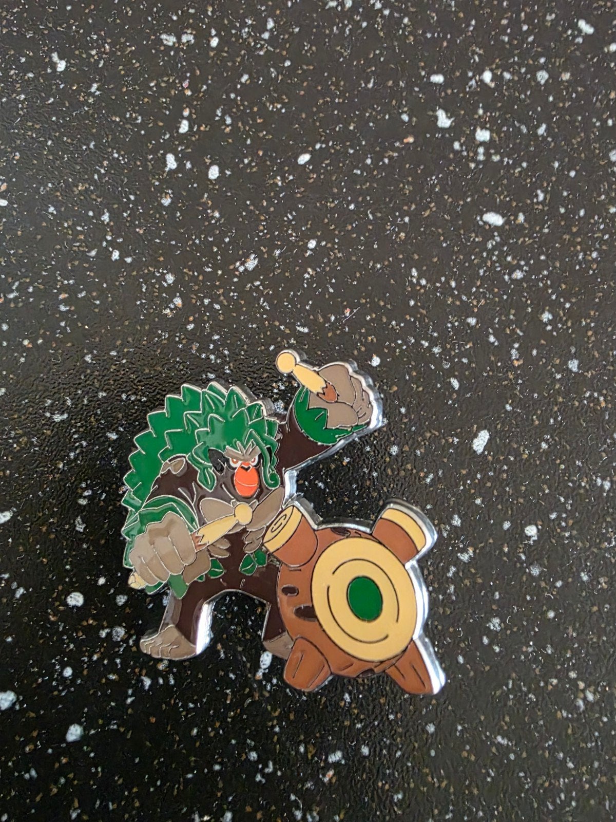 Rillaboom Pokémon Pin - Officieel Verzamelobject, Verzamelen, Speldjes, Pins en Buttons, Ophalen of Verzenden, Nieuw, Figuurtje