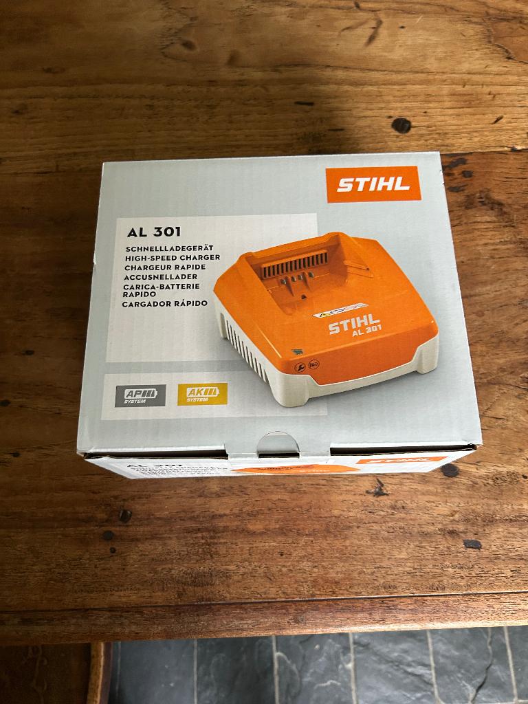 Stihl lader AL301.  NIEUW!!, Ophalen of Verzenden, Nieuw, Accu, Stihl