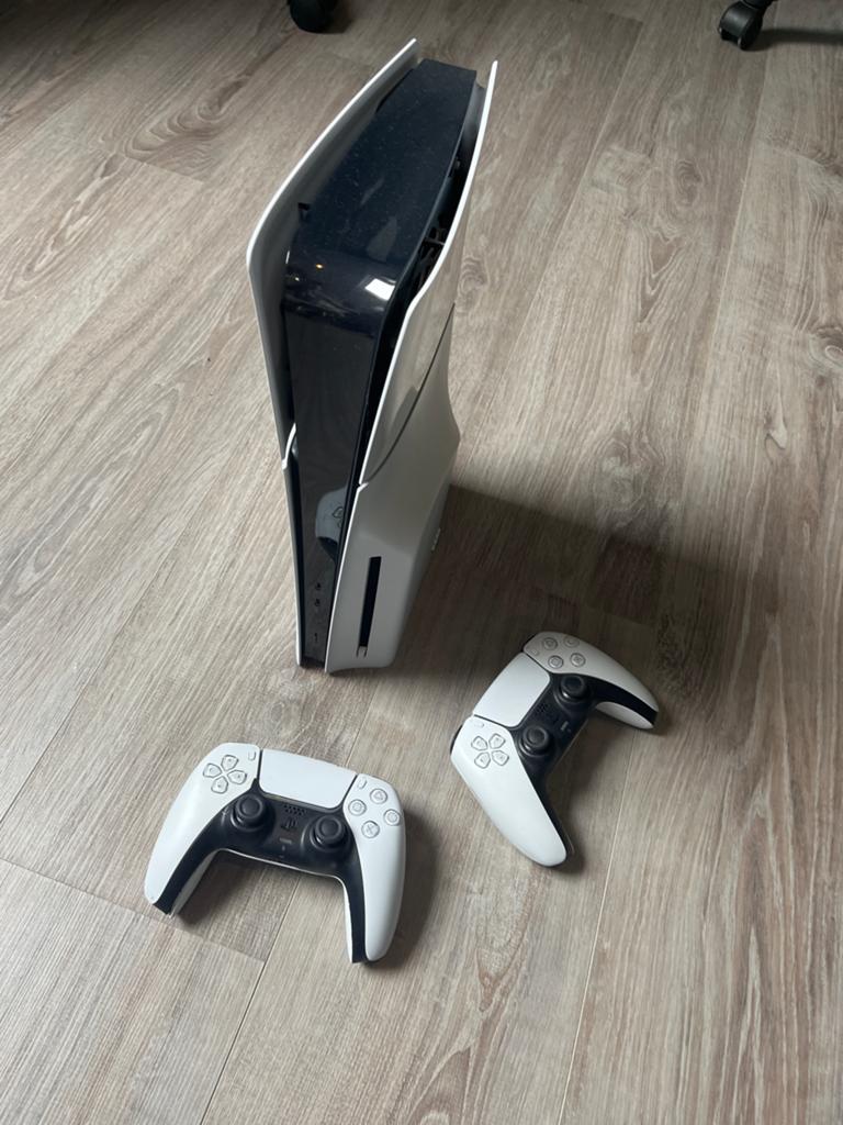 PlayStation slim 5 1tb disc met 2 controllers, Ophalen of Verzenden, Zo goed als nieuw, Playstation 5