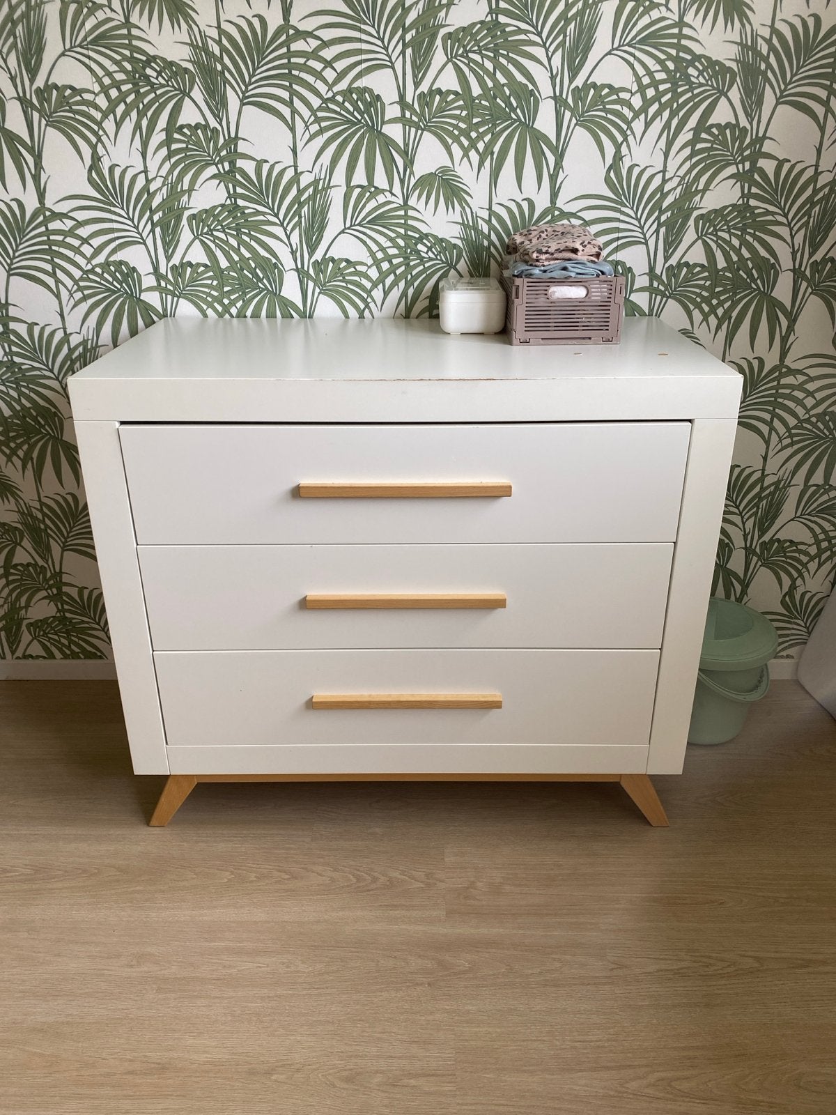 Witte commode met 3 lades en houten handgrepen, Ophalen, Gebruikt, 50 tot 70 cm, 75 tot 100 cm