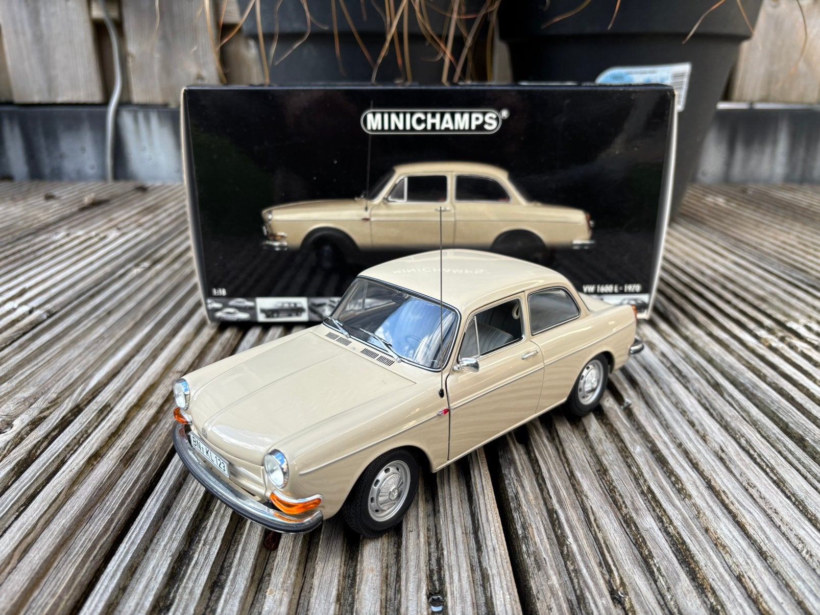 Minichamps Volkswagen 1600 L beige 1:18, Hobby en Vrije tijd, Modelauto's | 1:18, Ophalen of Verzenden, Zo goed als nieuw, Auto