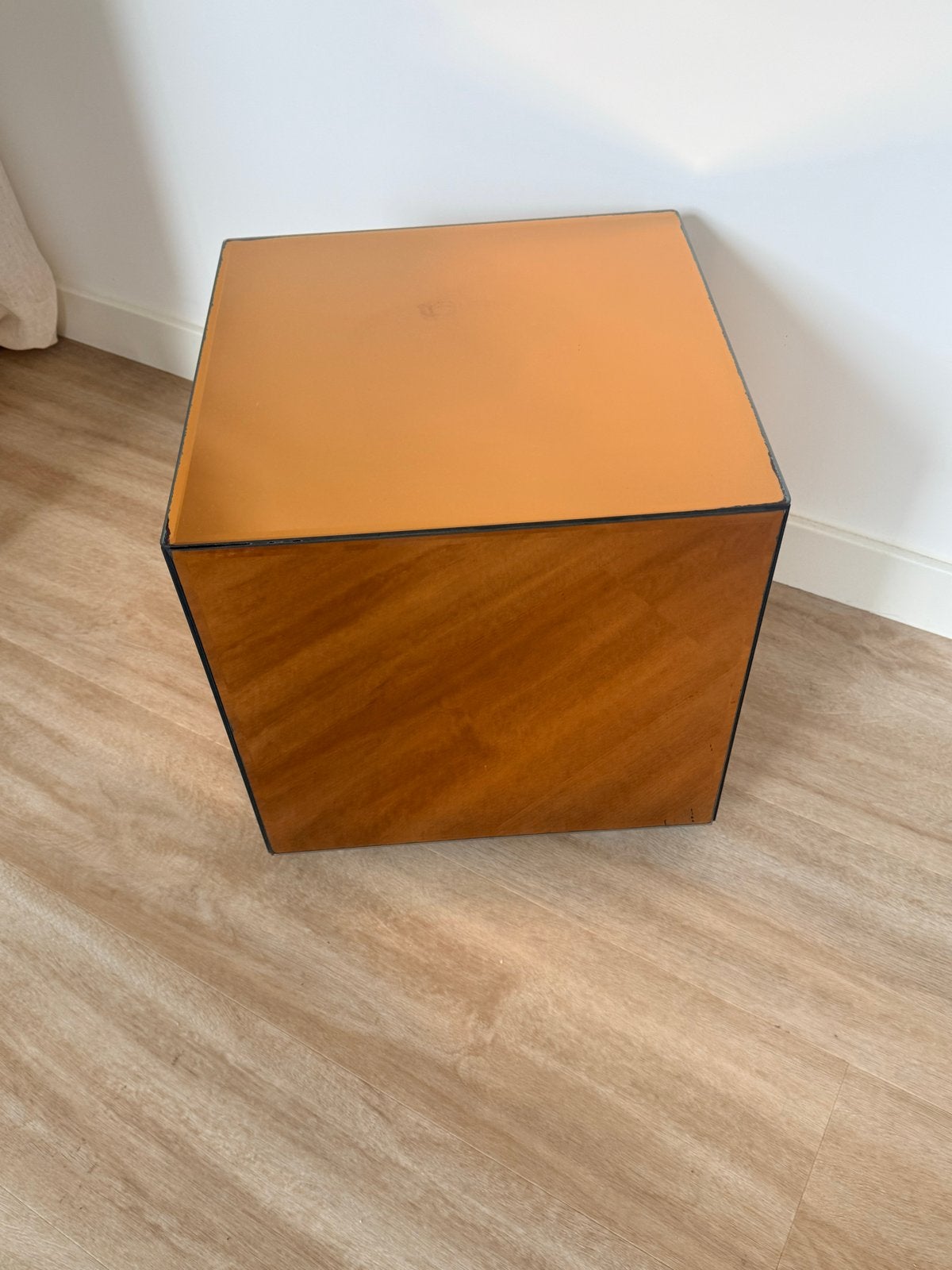 Kubus bijzettafel met gekleurd spiegelglas, Huis en Inrichting, Tafels | Bijzettafels, Ophalen, Minder dan 45 cm, Minder dan 55 cm