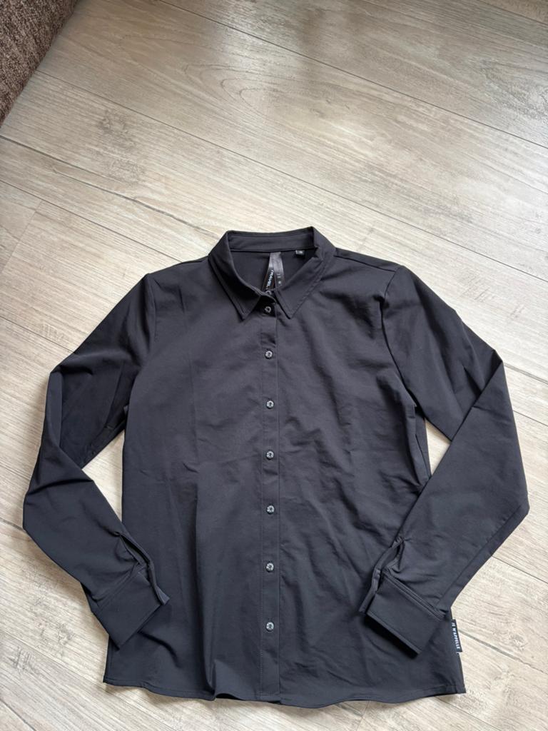 Nieuwe zwarte travelstof blouse Je M’appelle mt xs, Kleding | Dames, Blouses en Tunieken, Ophalen of Verzenden, Nieuw, Maat 34 (XS) of kleiner