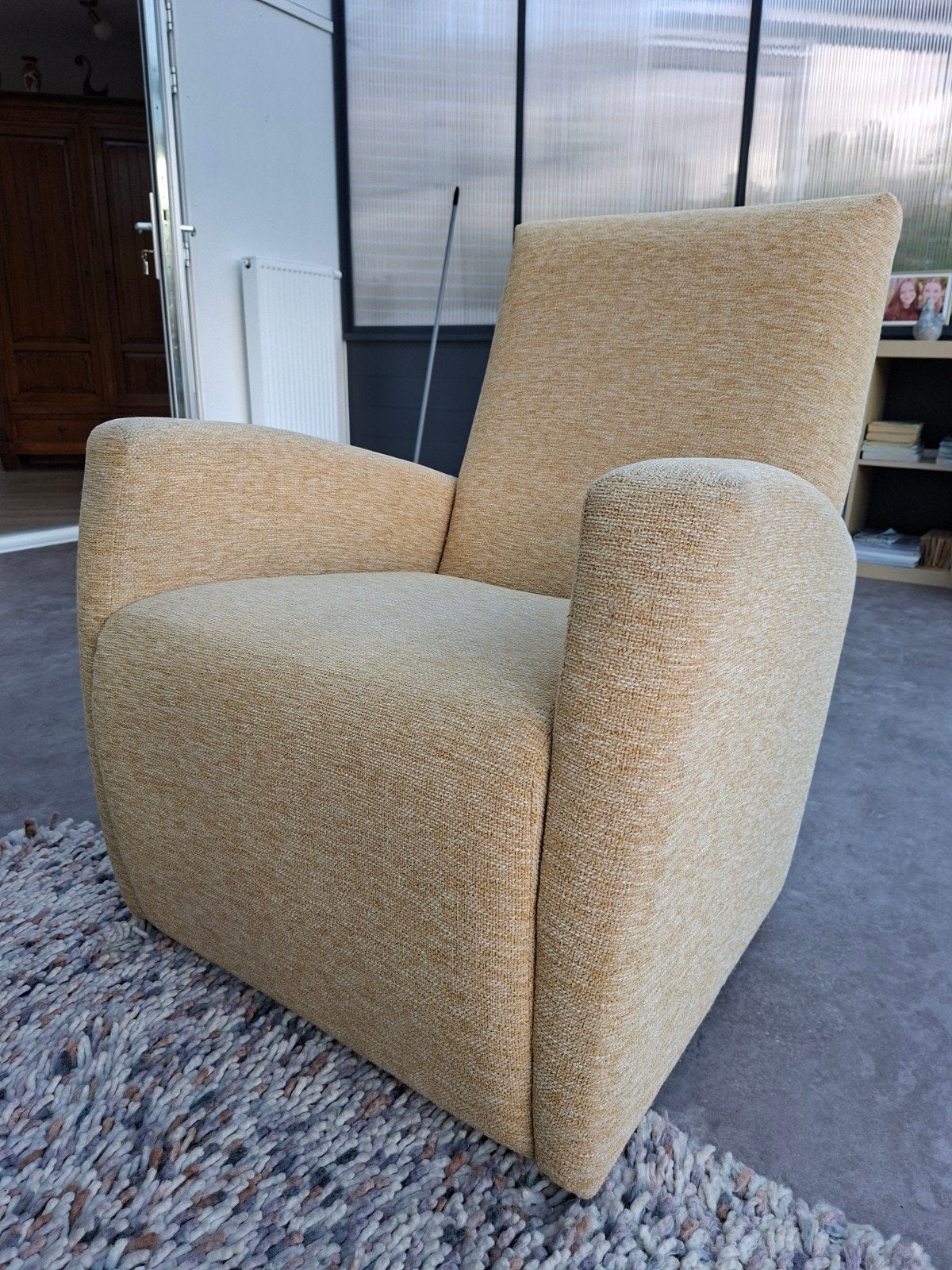 Comfortabele fauteuil - Geel/beige stof, Huis en Inrichting, Ophalen, Gebruikt, Tijdloos, Modern, 75 tot 100 cm