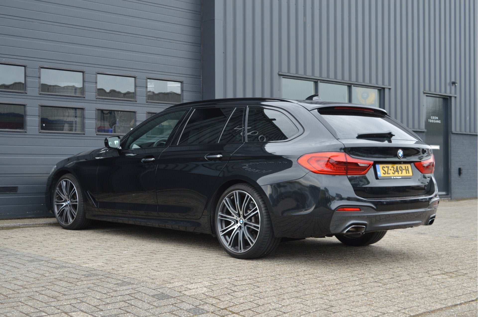 Foto 4 van BMW 5 Serie Touring 520i High Executive | M-PAKKET | PANO |