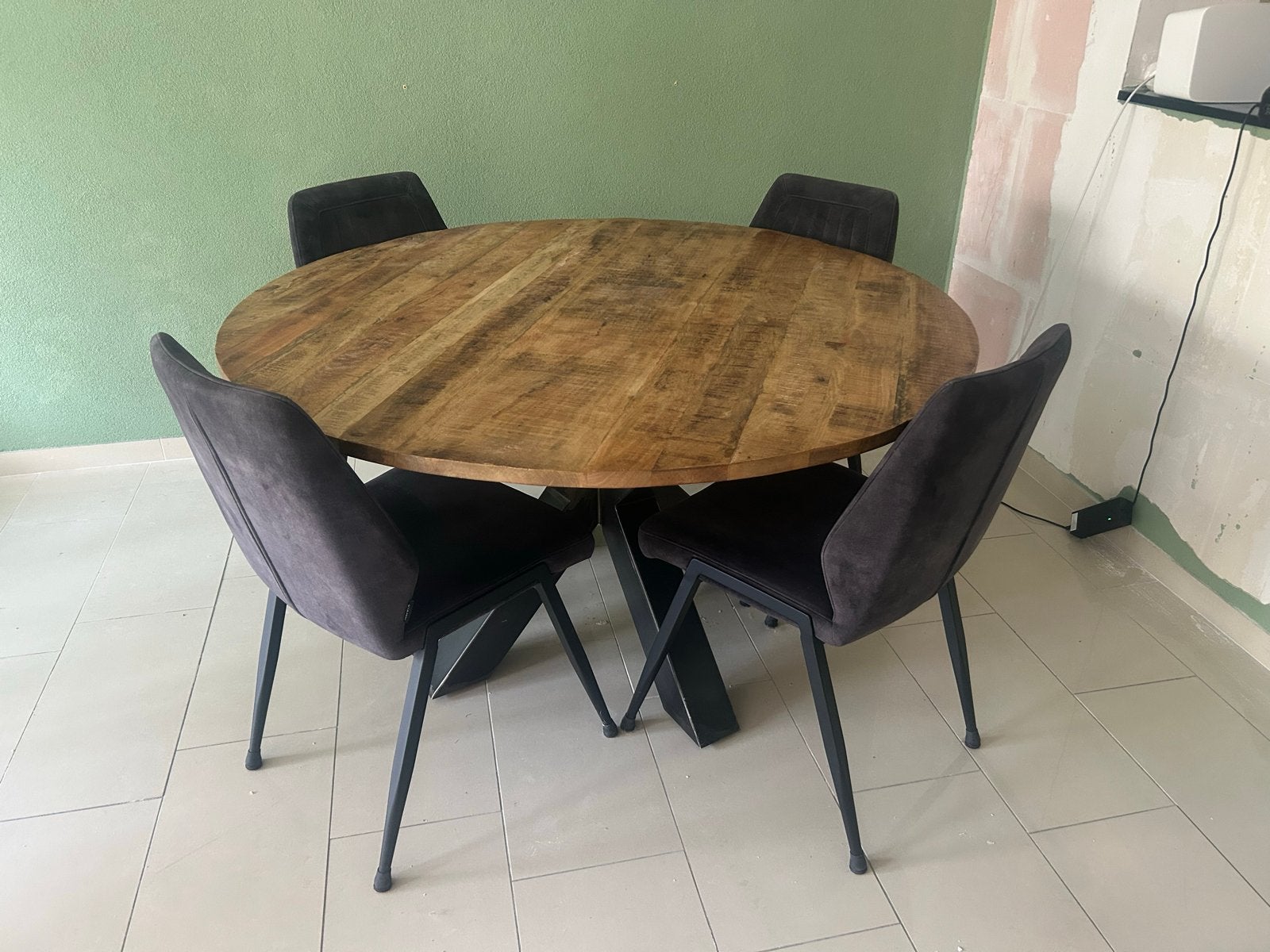 Eettafel rond mangohout met 4 stoelen
