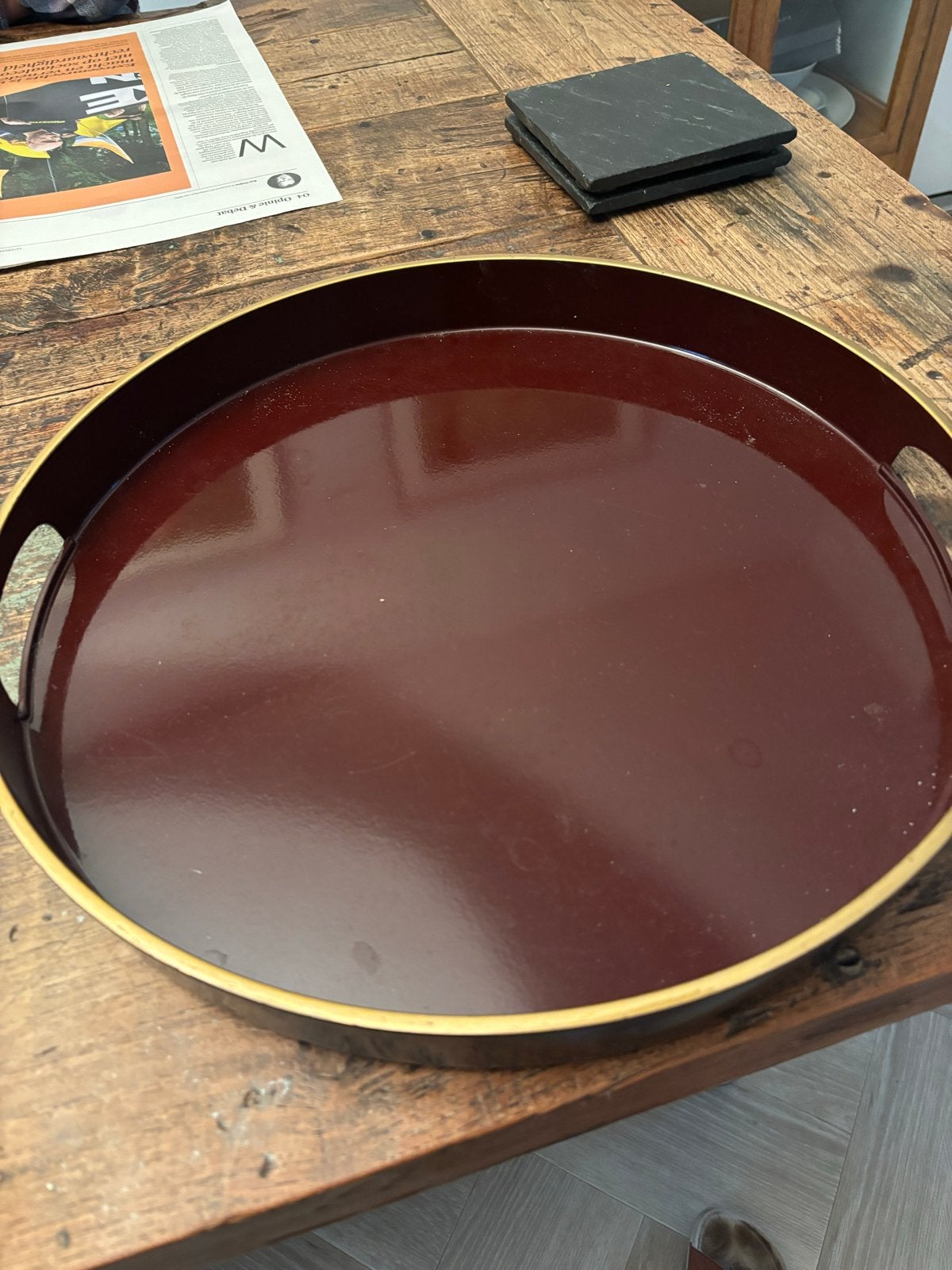 Rond dienblad met gouden rand - 39 cm diameter, Ophalen, Gebruikt, Rood