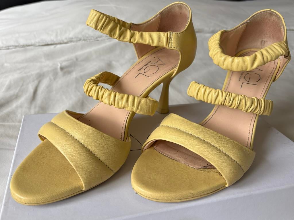 AGL Sandalen, maat 39.5 in de kleur Anisette, Geel, Zo goed als nieuw, Sandalen of Muiltjes, Ophalen of Verzenden