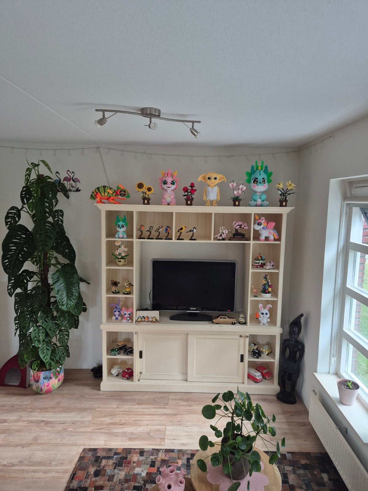tv/ vakkenkast , vritrinekast en 3 schilderije, Ophalen, Poppenhuis