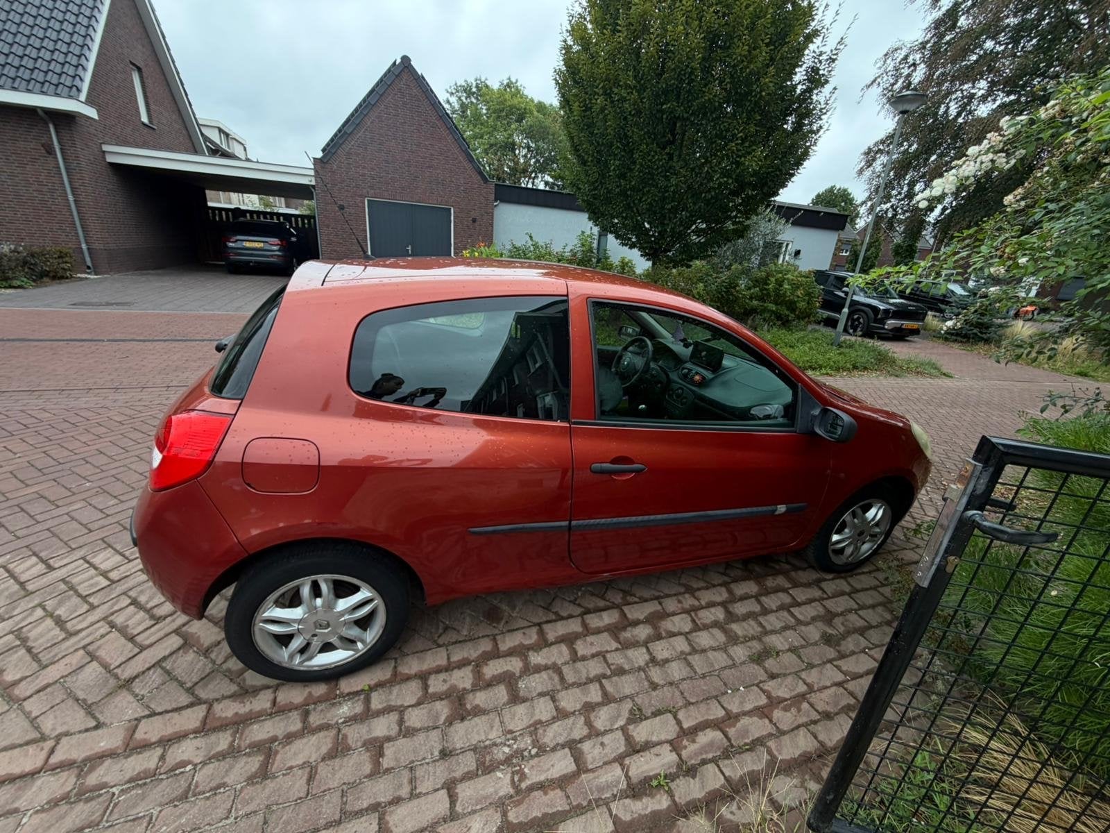 Renault Clio 1.2 16V 75 pk 3D 2008 Rood, Auto's, Voorwielaandrijving, 535 kg, 74 pk, 4 cilinders