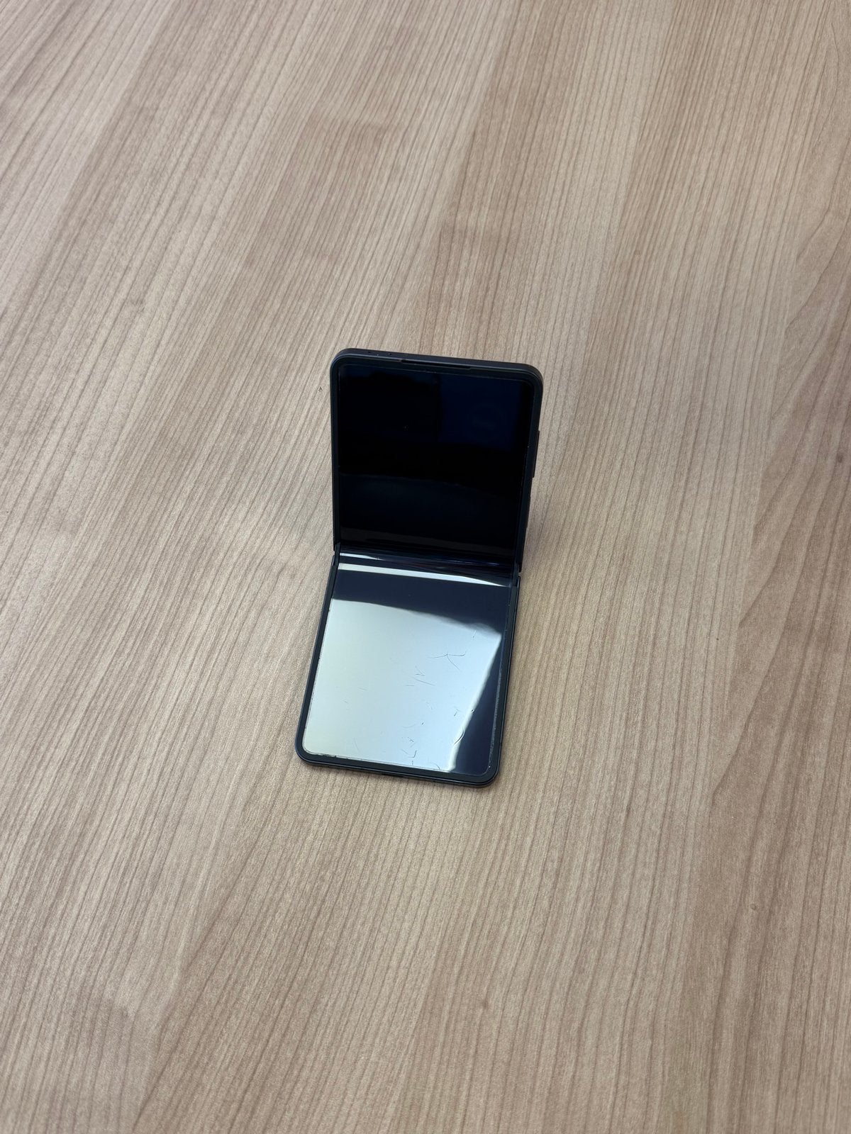 Samsung Galaxy Z Flip 7 - Goed, Telecommunicatie, Mobiele telefoons | Samsung, Gebruikt, Zwart, Touchscreen, Ophalen of Verzenden