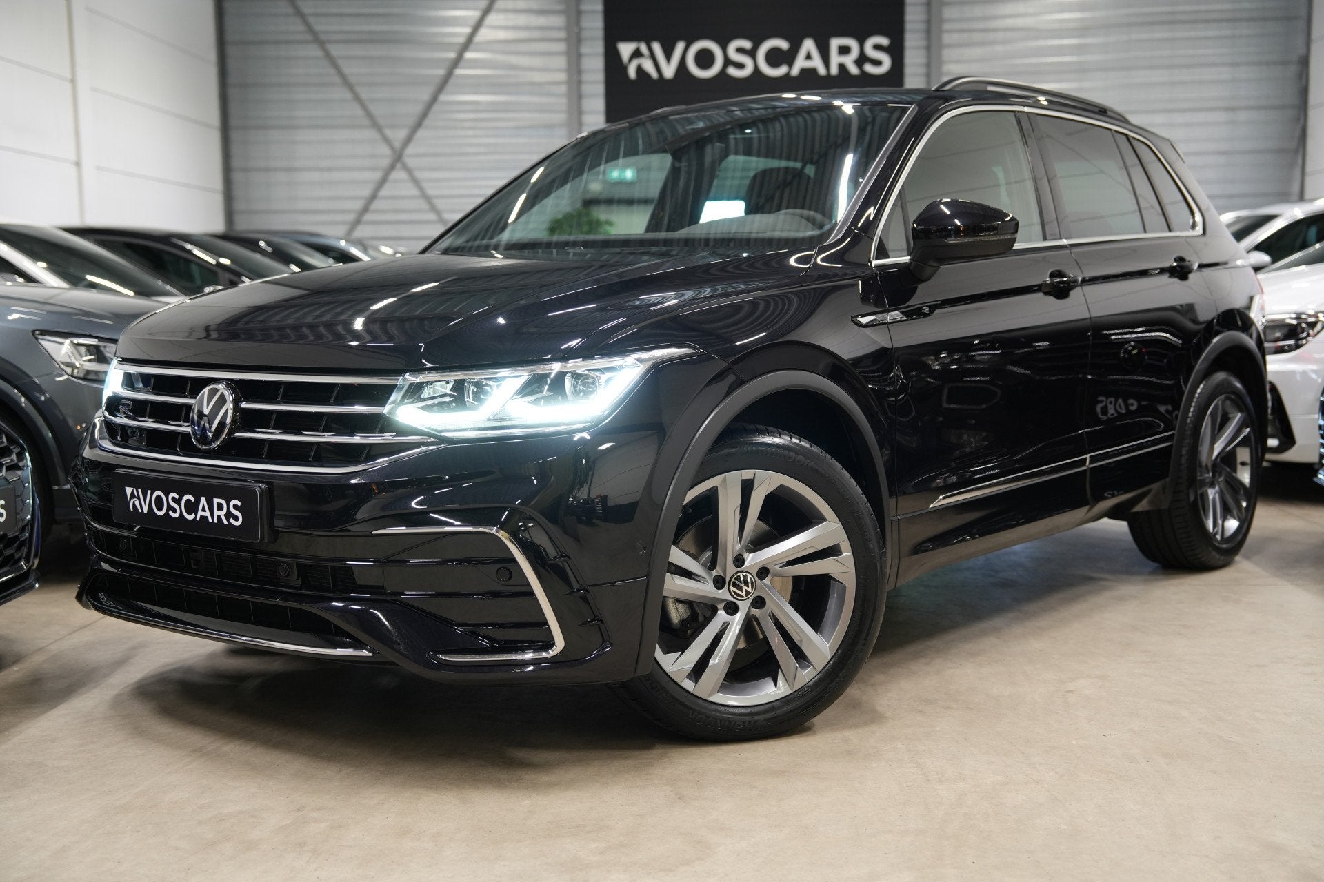 Volkswagen Tiguan 1.5 TSI R-Line * Trekhaak - IQ Light - Vir, Dealer onderhouden, 15 km/l, 4 cilinders, Leder en Stof