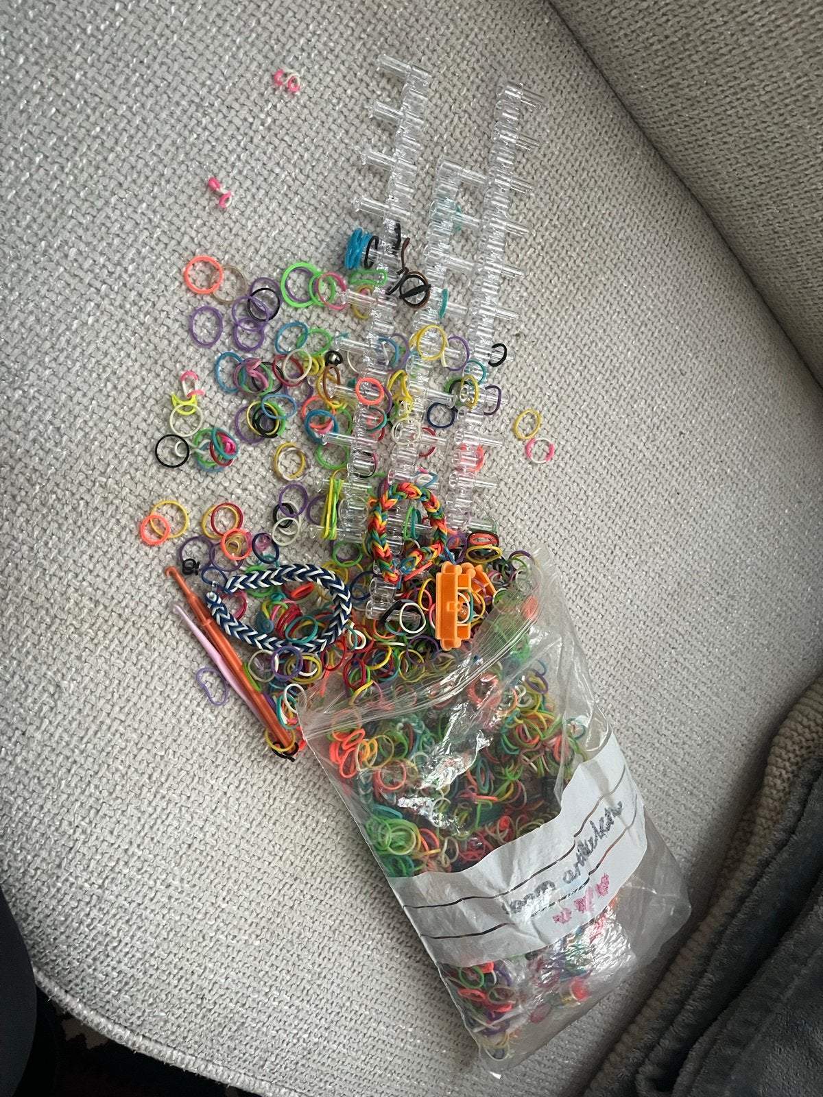 Grote set Loom Bands met weefgetouwen en accessoires, Gebruikt, Overige thema's, Meerkleurig, Ophalen of Verzenden