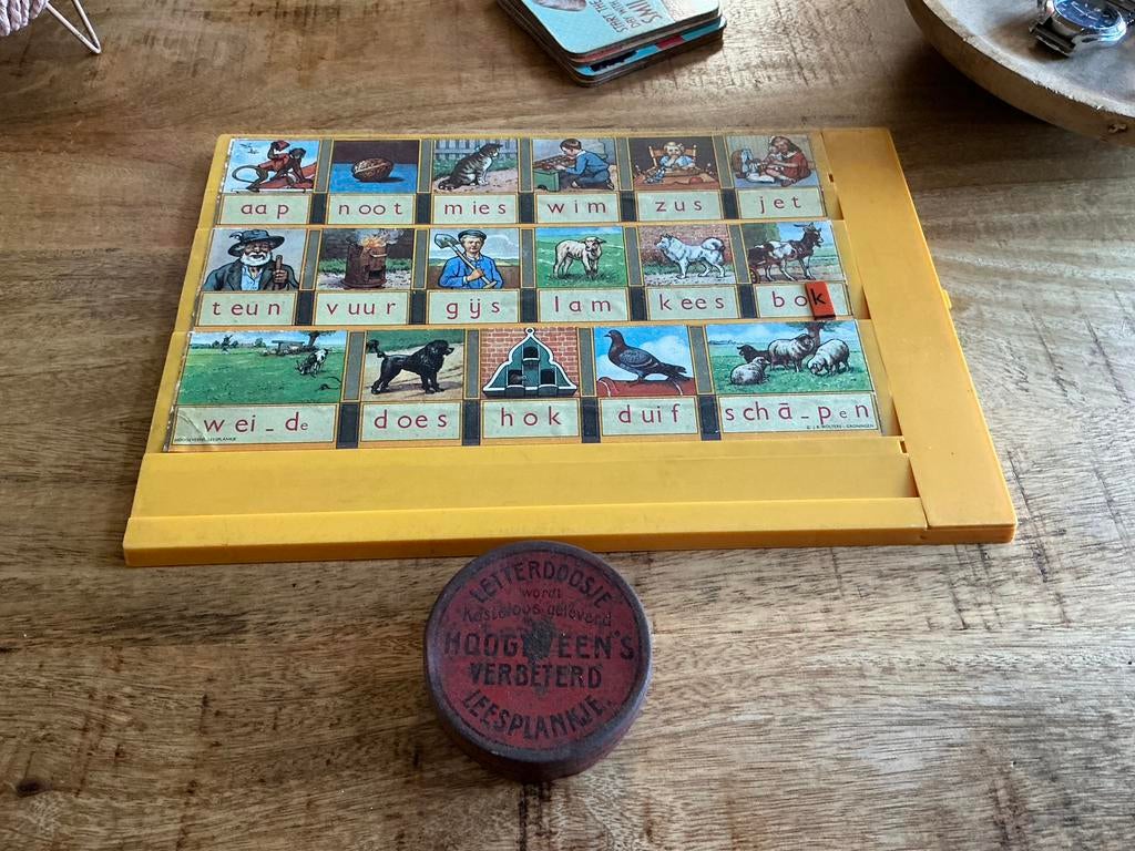 Oud leesplankje met doosje letters, Ophalen of Verzenden