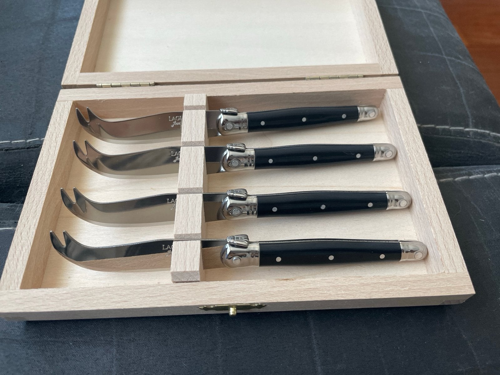 Laguiole Jean Dubost kaasmessen 4 stuks in houten kist Nieuw, Ophalen